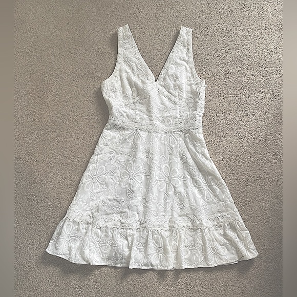 BB Dakota // White Flower Power V-Neck Dress NWOT - Picture 6 of 12